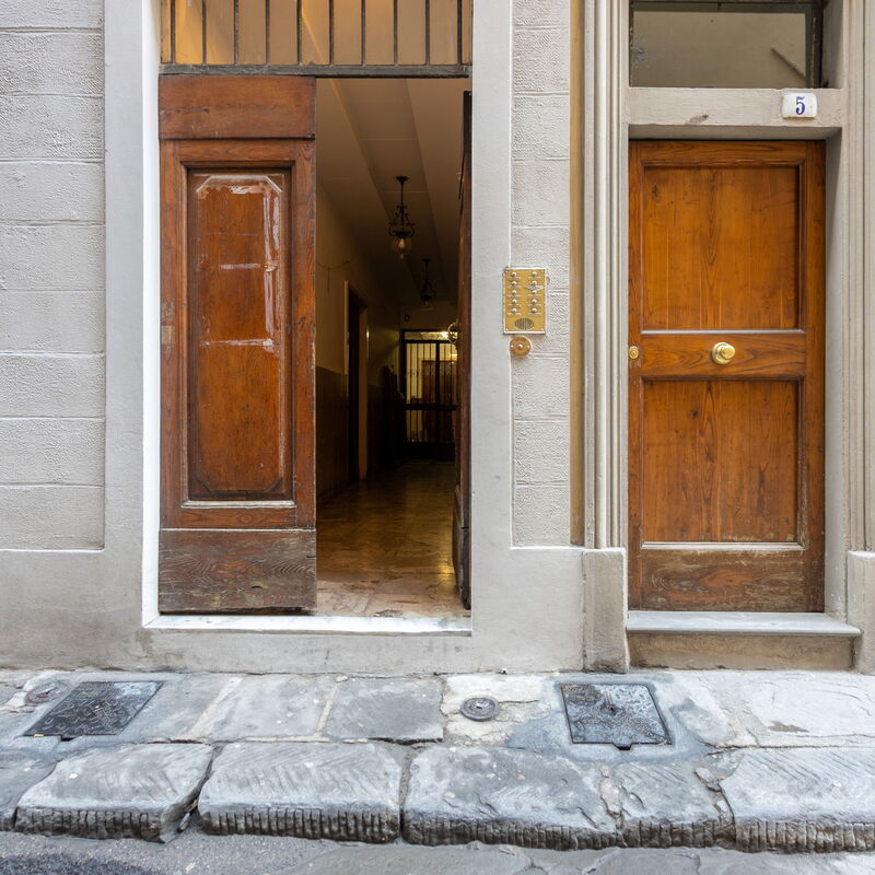 La Bottega Di Botticelli: Building Exterior, Main Entrance