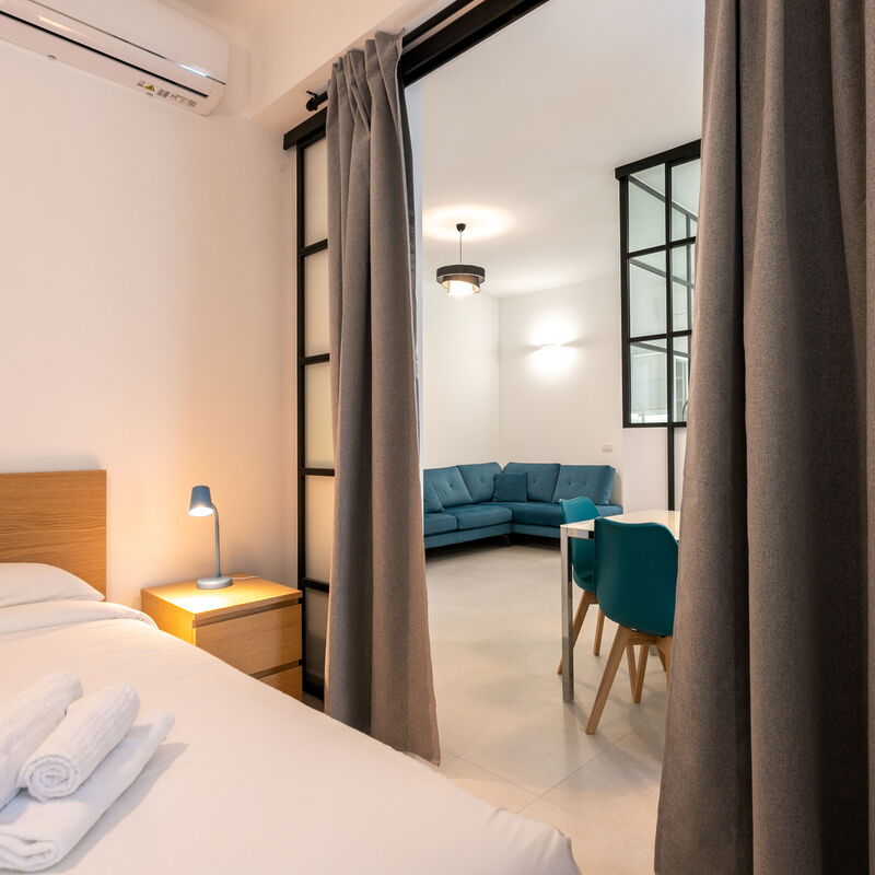 Assab Modern Two Bedrooms: chambre à coucher, Salon