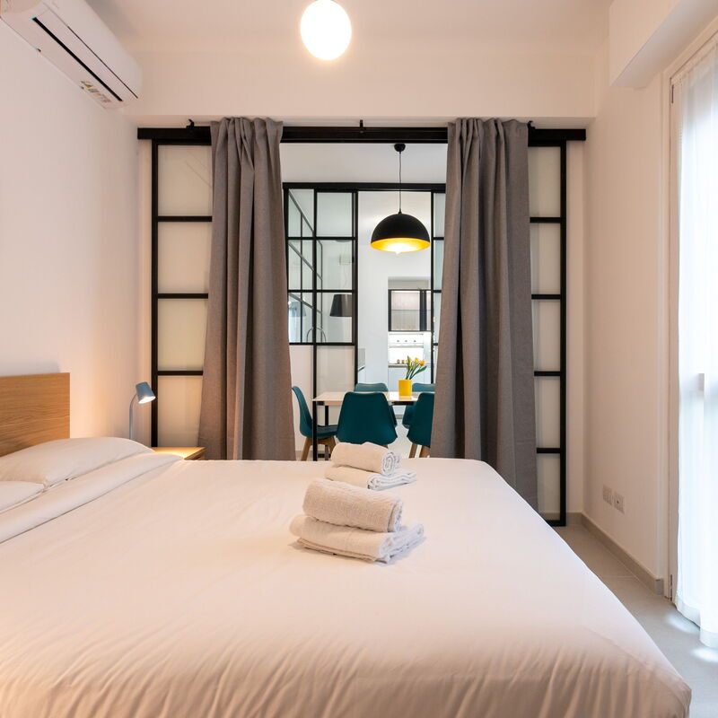 Assab Modern Two Bedrooms: chambre à coucher