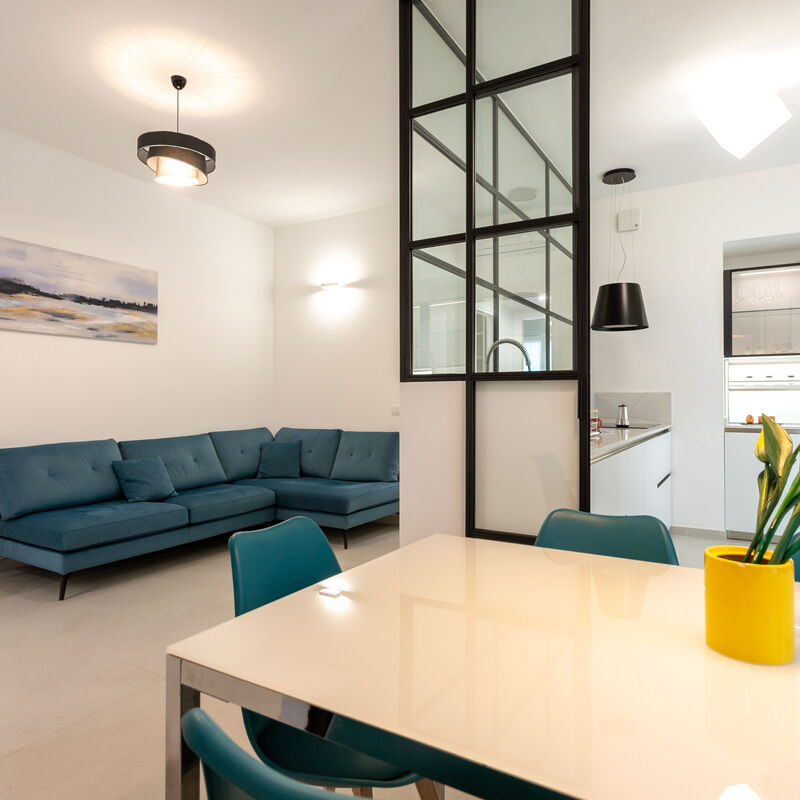 Assab Modern Two Bedrooms: Salle à manger, Salon