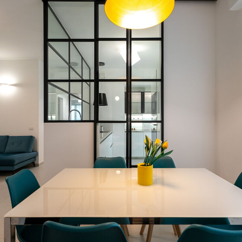 Assab Modern Two Bedrooms: Salle à manger, Salon