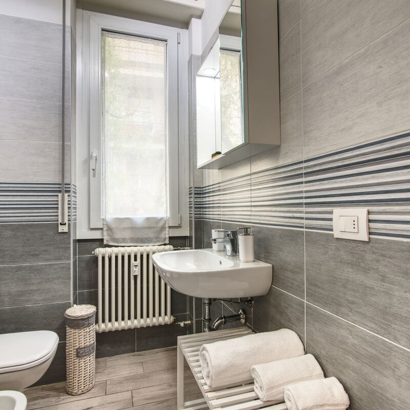 Como Life Apartment: Bathroom