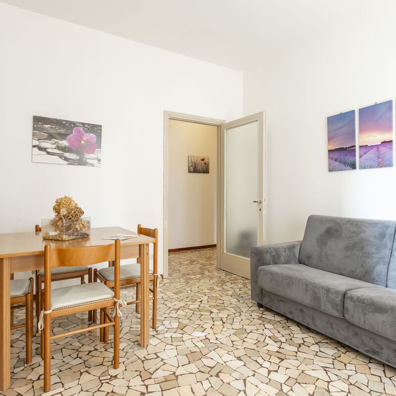 Como Life Apartment: Dining Room, Living Room
