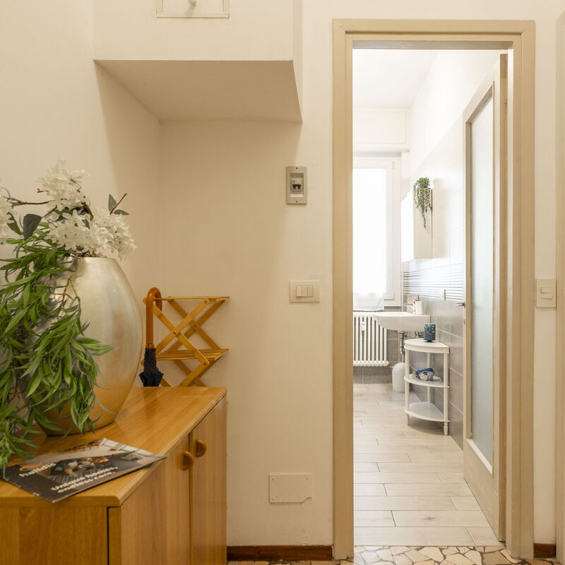 Como Life Apartment: Bathroom, Bedroom