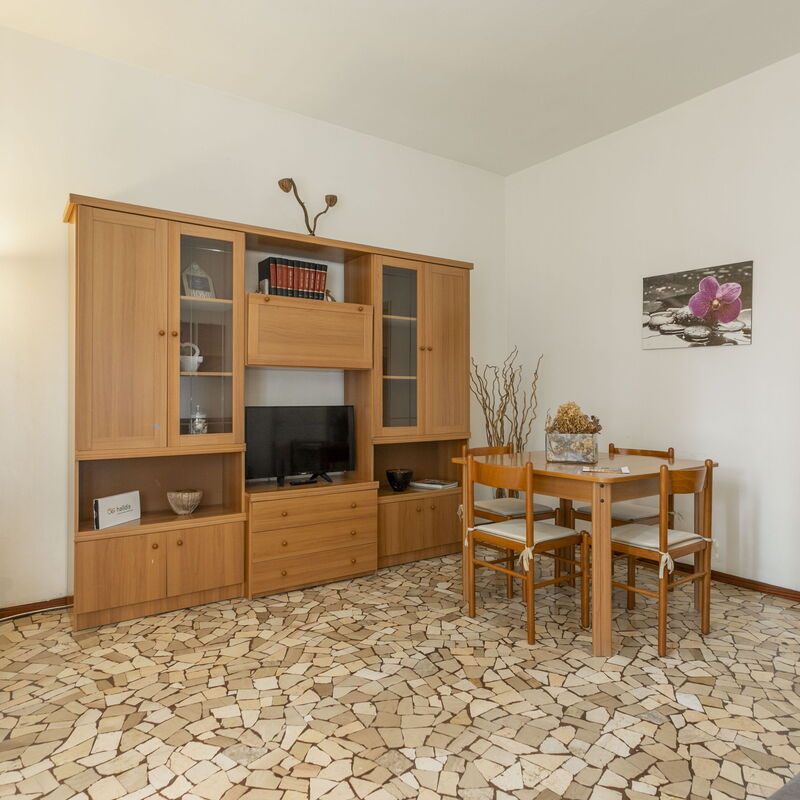 Como Life Apartment: Dining Room, Living Room