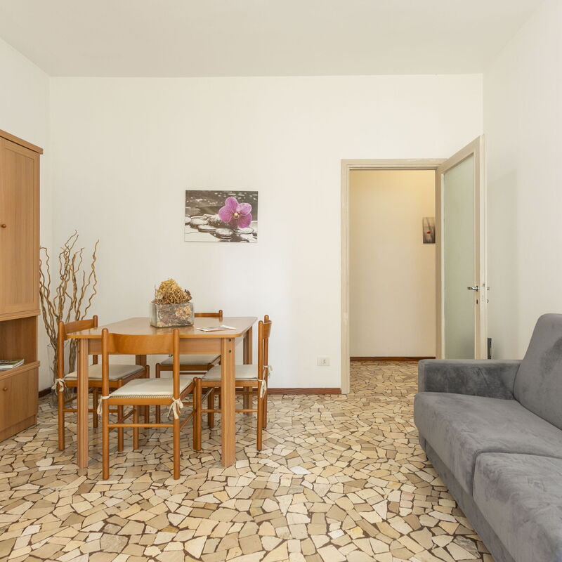 Como Life Apartment: Dining Room, Living Room