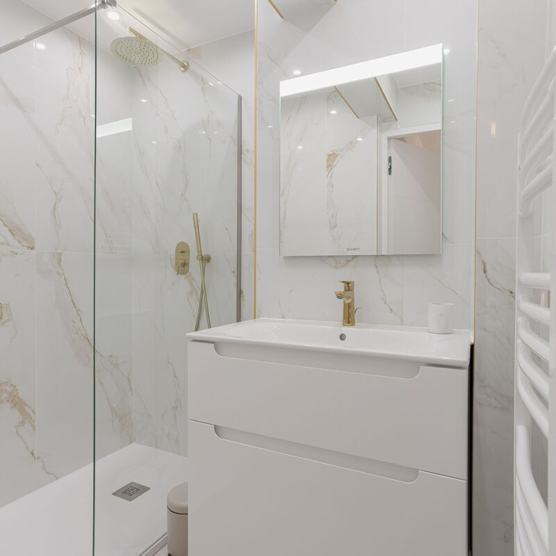 7 Pradignac: Bathroom