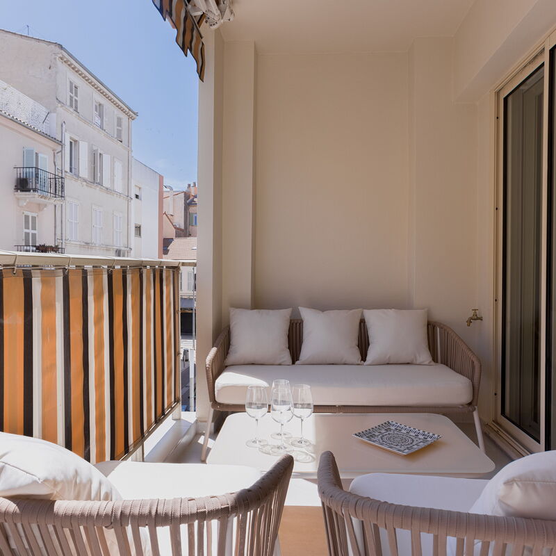 7 Pradignac: Balcony / Terrace / Patio