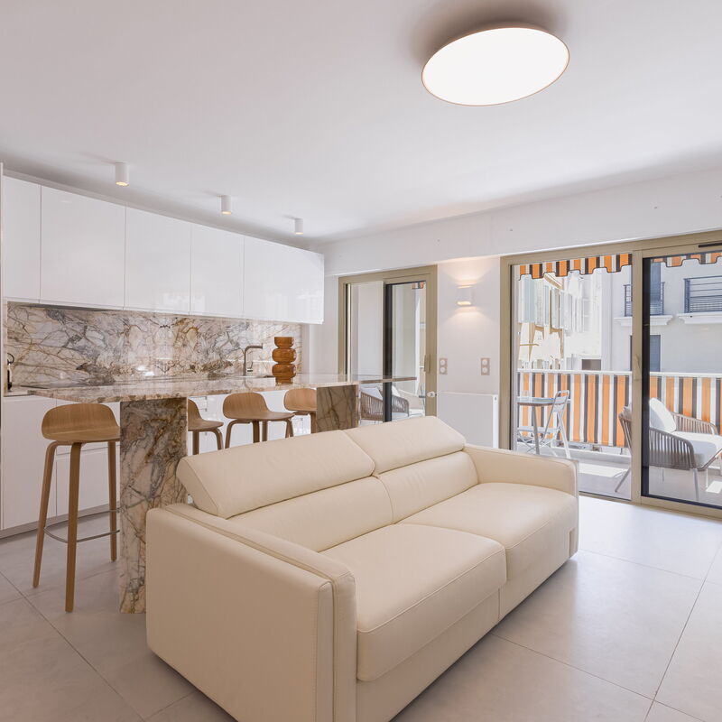 7 Pradignac: Kitchen, Living Room