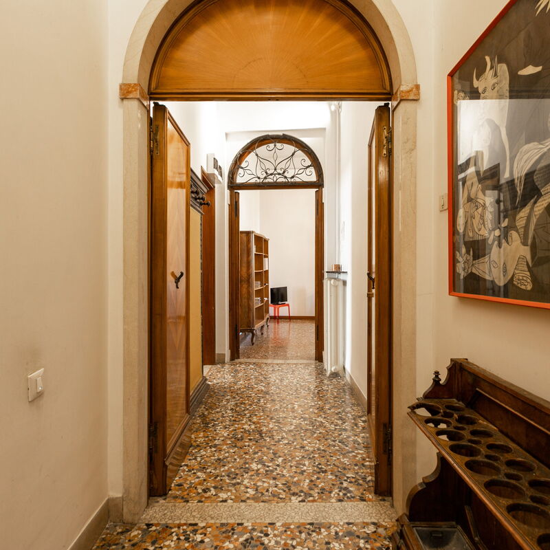 Barbaria De Le Tole: Entrée principale, Salon