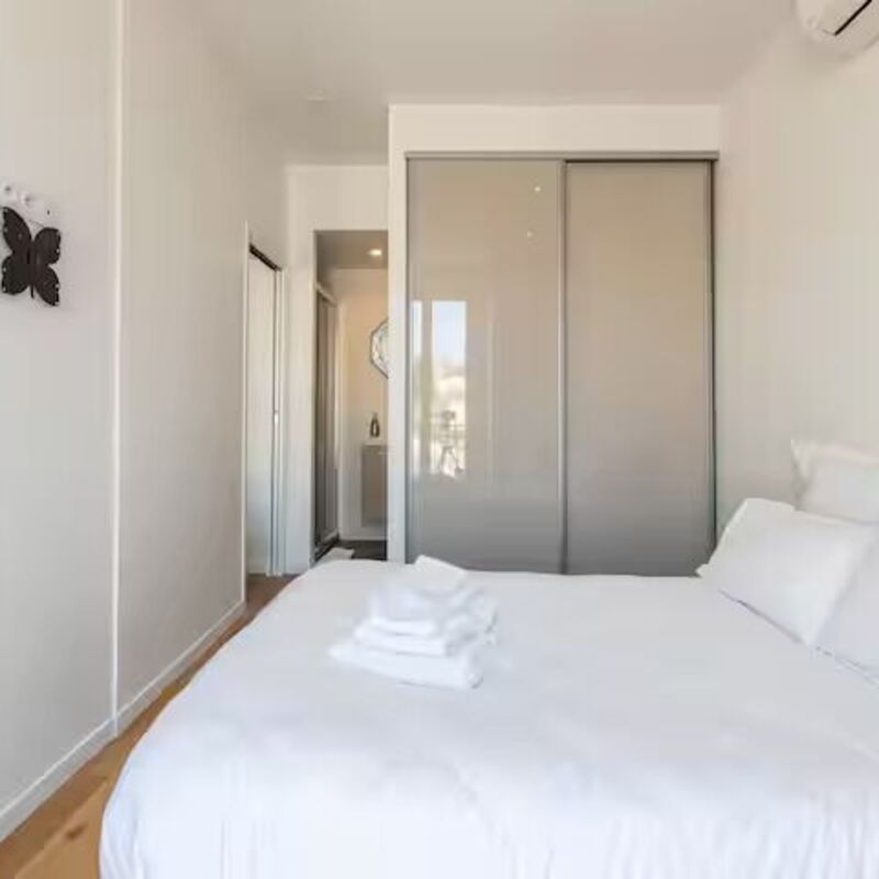 Apartement Forville: chambre à coucher, Salle de bain