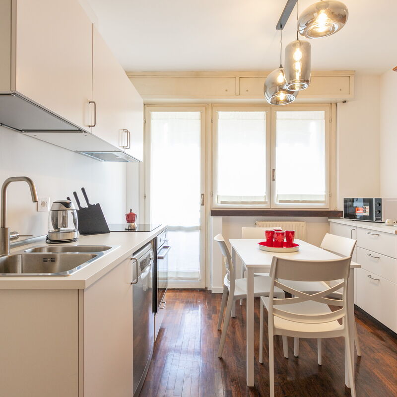 Russoli: Dining Room, Kitchen