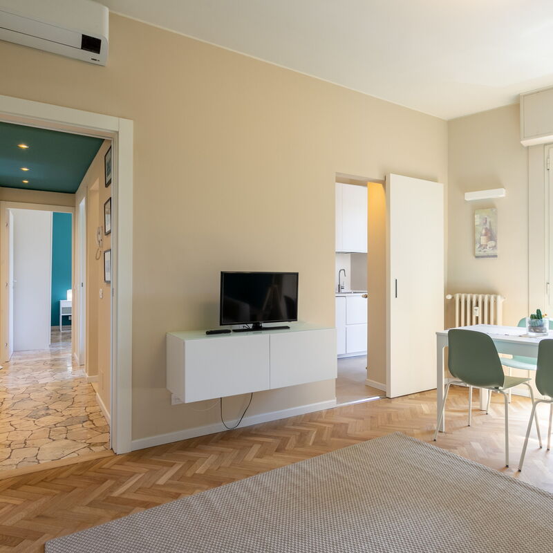 Modern One Bedroom Vignola: Dining Room, Living Room