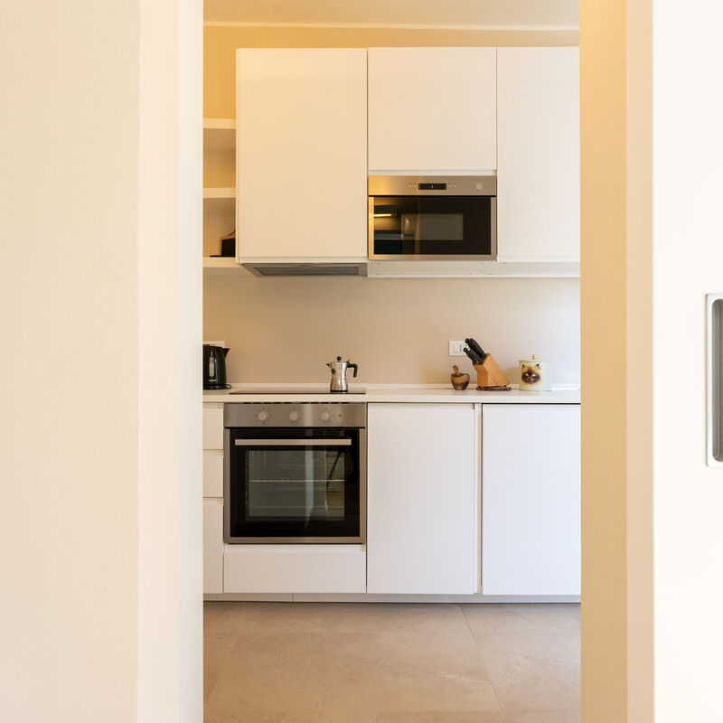 Modern One Bedroom Vignola: Kitchen