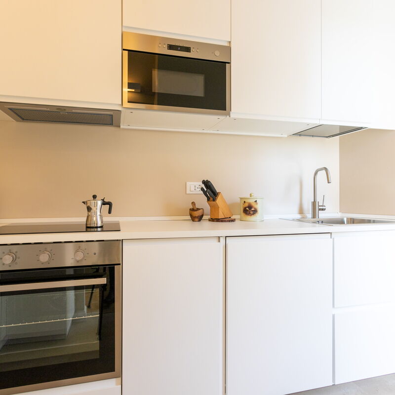 Modern One Bedroom Vignola: Kitchen