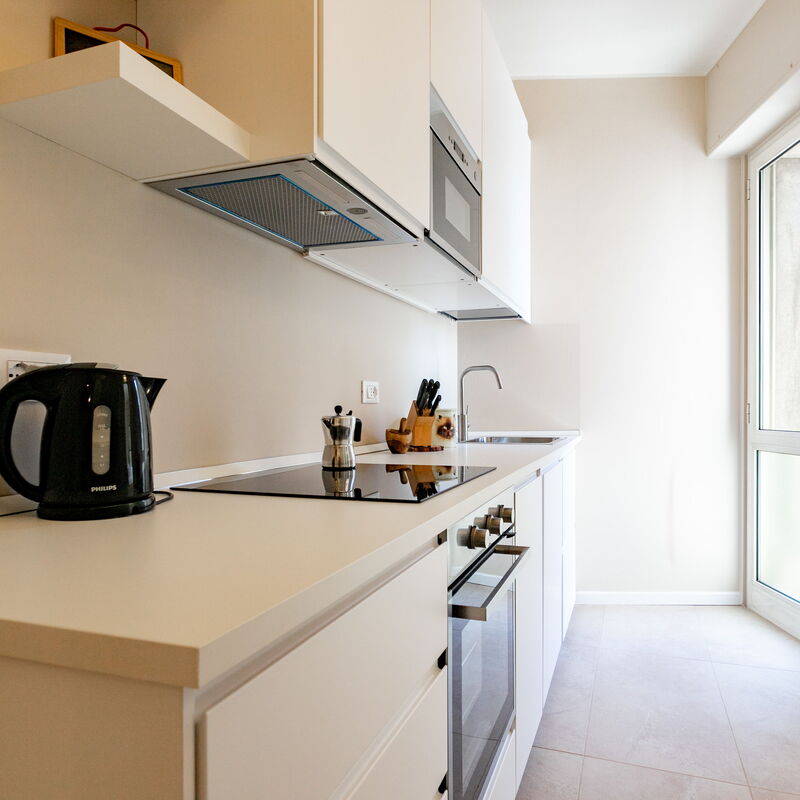 Modern One Bedroom Vignola: Kitchen