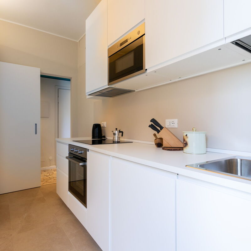 Modern One Bedroom Vignola: Kitchen