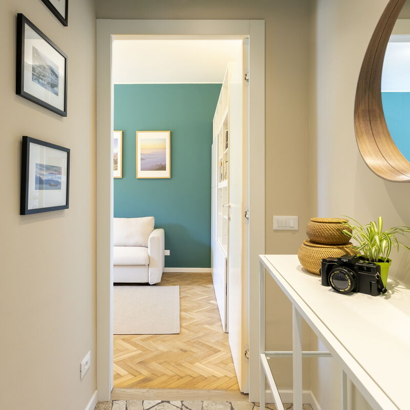 Modern One Bedroom Vignola: Living Room, Main Entrance