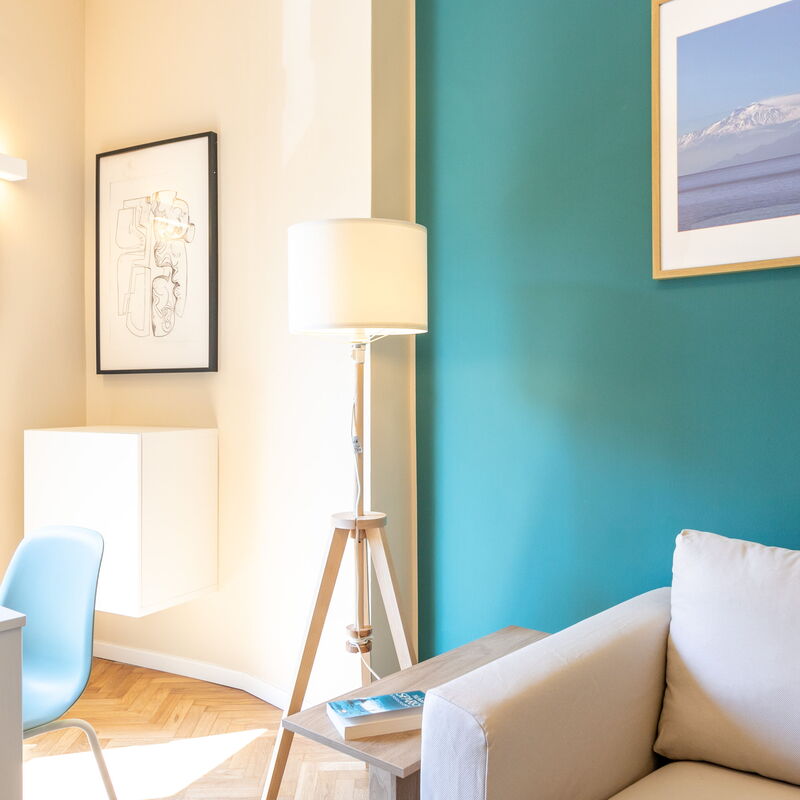 Modern One Bedroom Vignola: Living Room