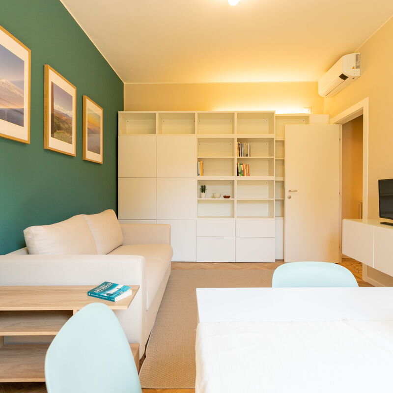 Modern One Bedroom Vignola: Living Room