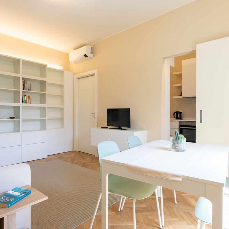 Modern One Bedroom Vignola: Dining Room, Living Room