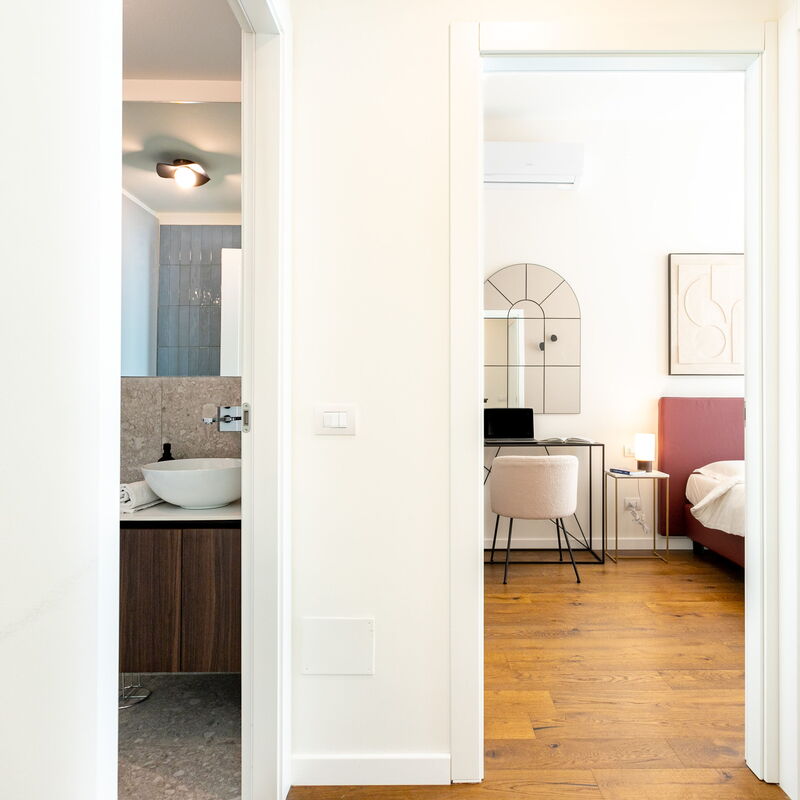 Mazzini: Bathroom, Bedroom