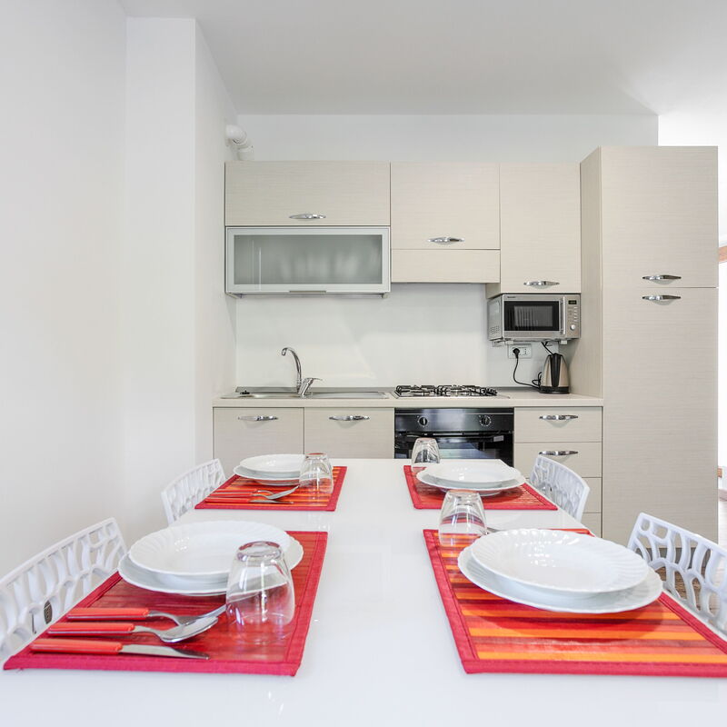 Cremia Suites: Dining Room, Kitchen