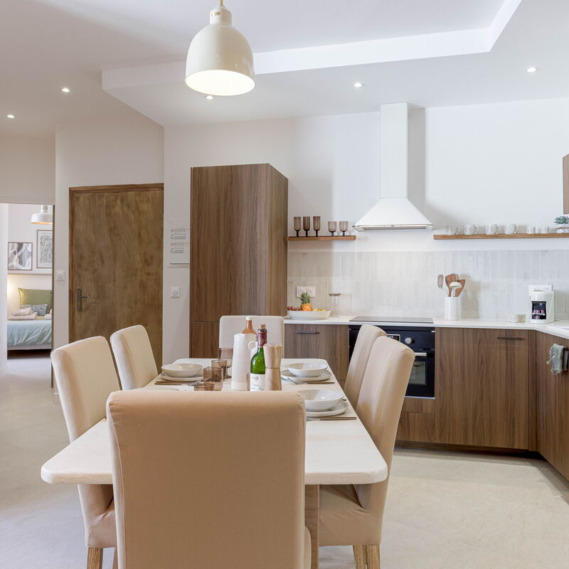 8 Rue Du Marché Forville: Cuisine, Salon