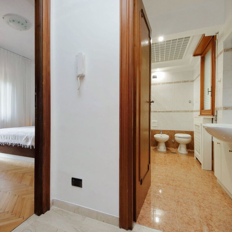 Fossato Di Vico: chambre à coucher, Salle de bain