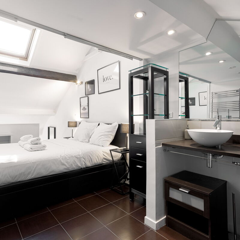 Rue Lafontaine: chambre à coucher, Salle de bain