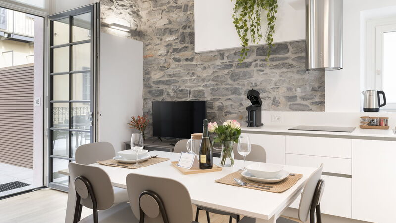 Volta City Suites: Cuisine, Salle à manger