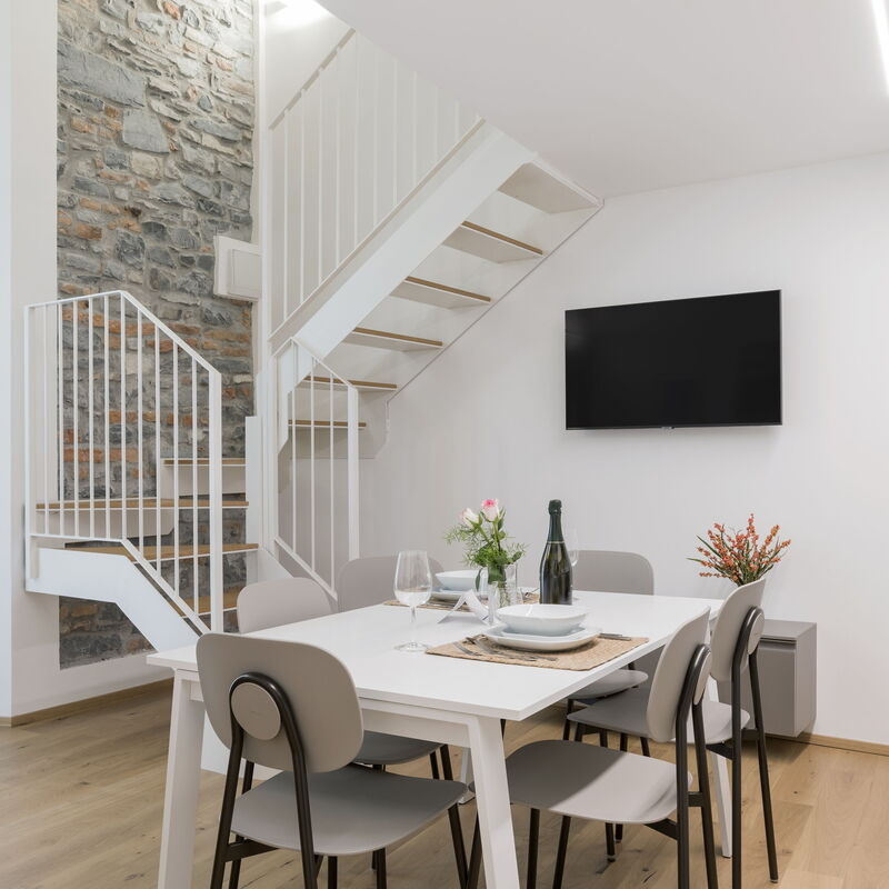 Volta City Suites: Dining Room, Living Room