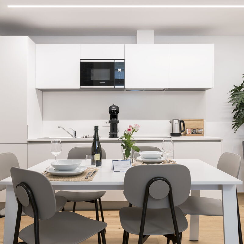 Volta City Suites: Dining Room, Kitchen