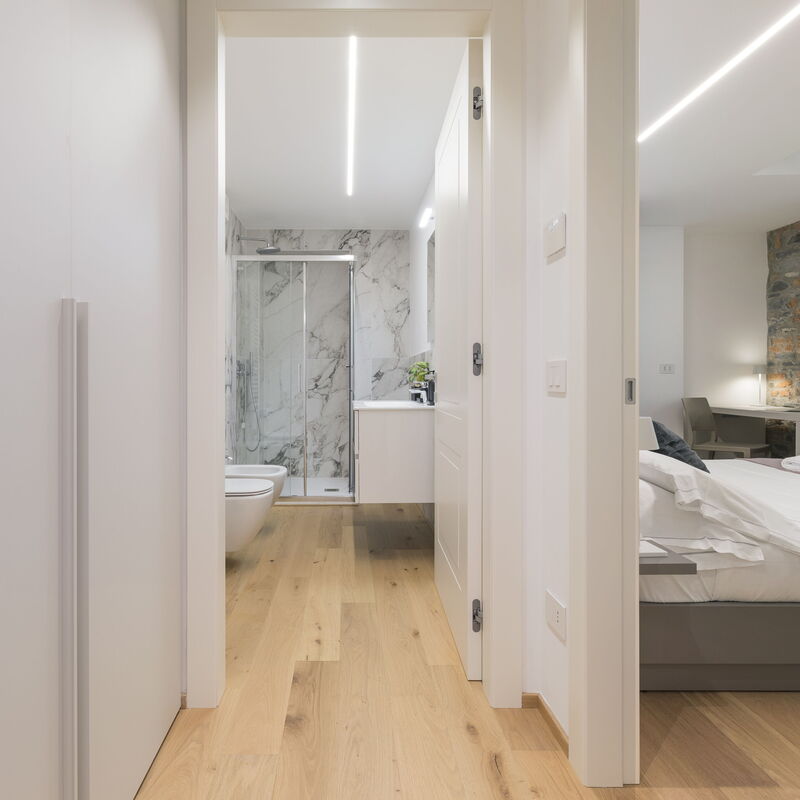 Volta City Suites: Bathroom, Bedroom