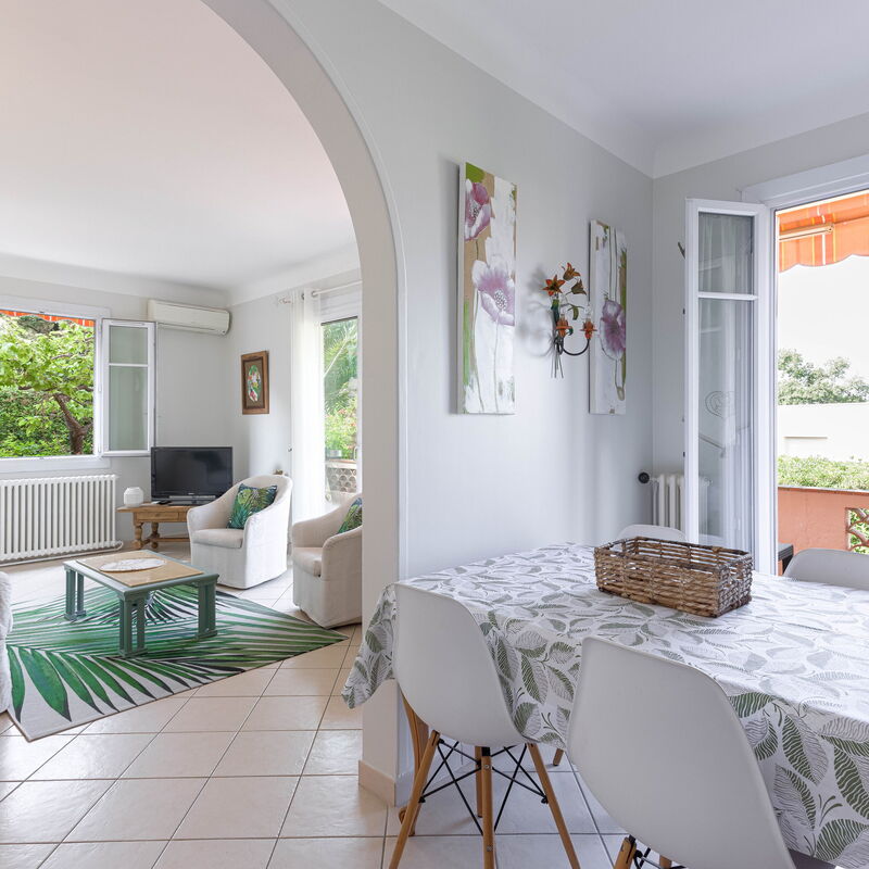 Villa Les Chênes Verts: Dining Room, Living Room