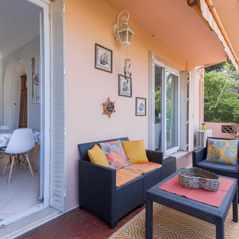 Villa Les Chênes Verts: Balcony / Terrace / Patio, Dining Room