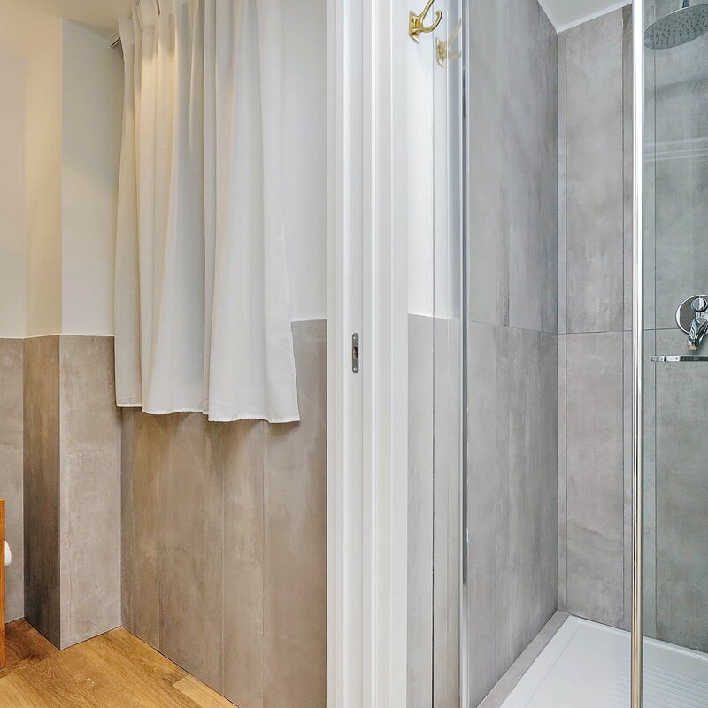 La Flavia City Suites By Halldis: Bathroom with shower