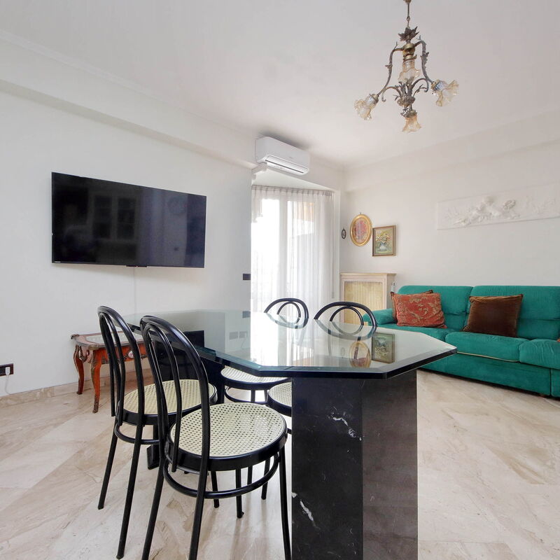 2Bdr with Balcony Close to Roma Tre Ostiense: Salon