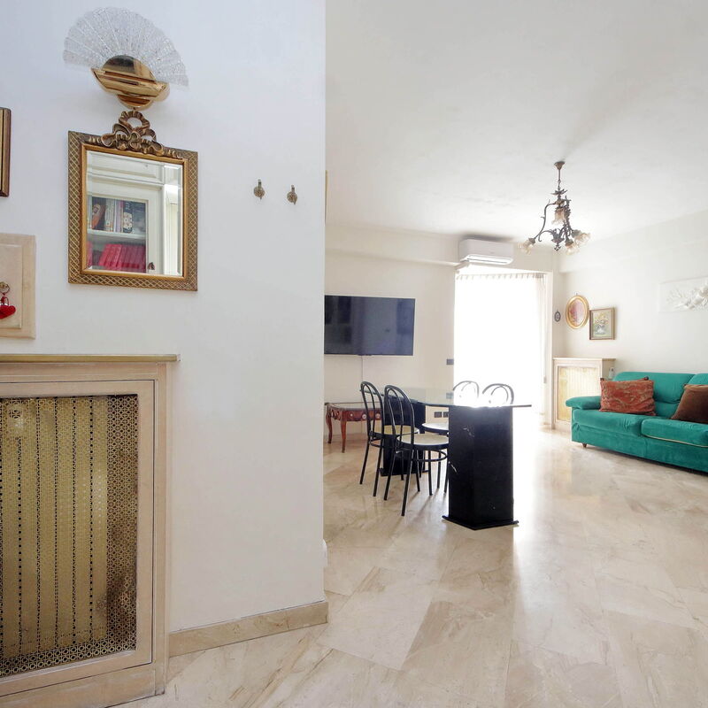 2Bdr with Balcony Close to Roma Tre Ostiense: Salon