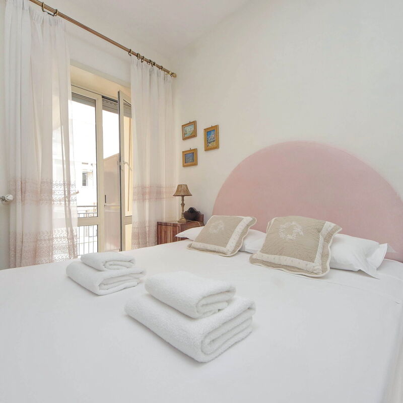 2Bdr with Balcony Close to Roma Tre Ostiense: chambre à coucher