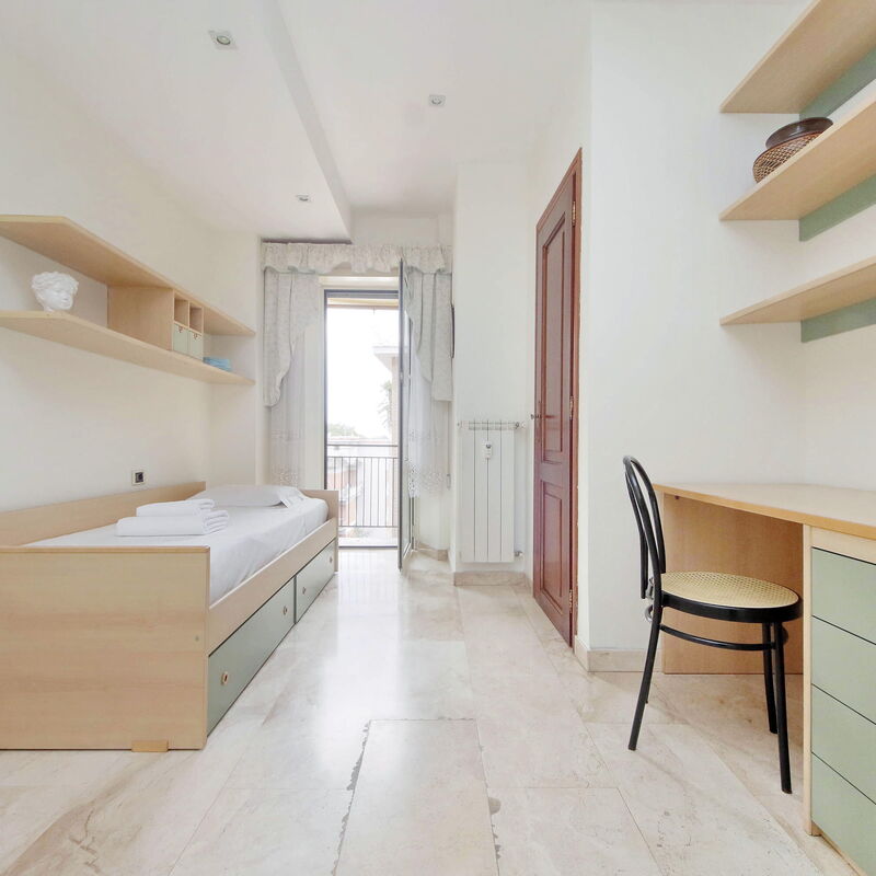 2Bdr with Balcony Close to Roma Tre Ostiense: chambre à coucher