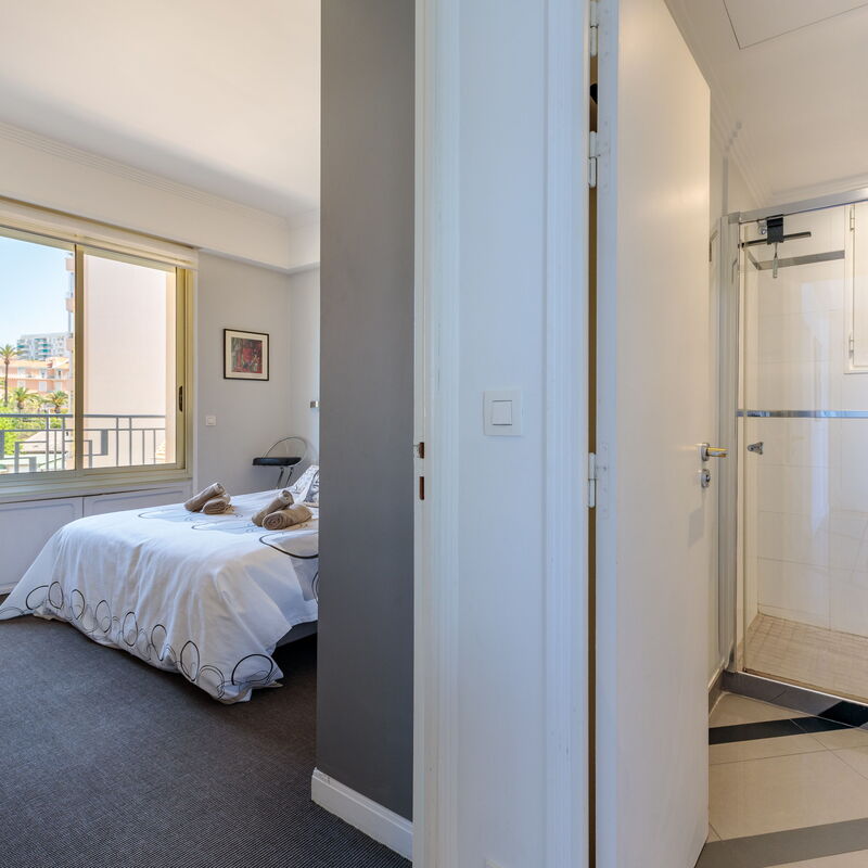 Cannes Beach: Bathroom, Bedroom