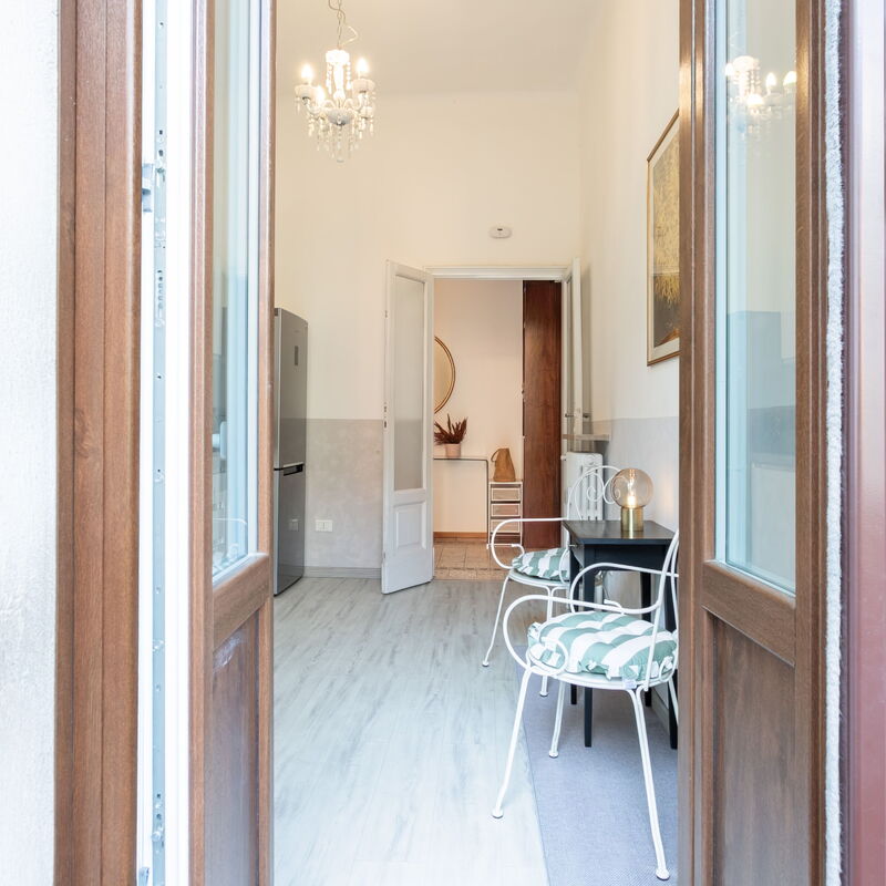Caracciolo - Elegante Bilocale • Ascensore • Metro Vicina • Wi-Fi: Balcony / Terrace / Patio, Kitchen