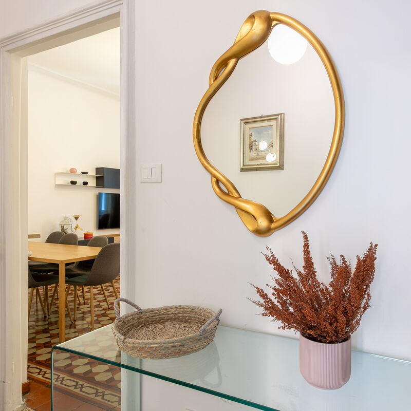 Caracciolo - Elegante Bilocale • Ascensore • Metro Vicina • Wi-Fi: Living Room