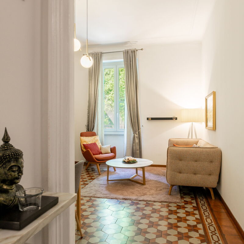 Caracciolo - Elegante Bilocale • Ascensore • Metro Vicina • Wi-Fi: Living Room