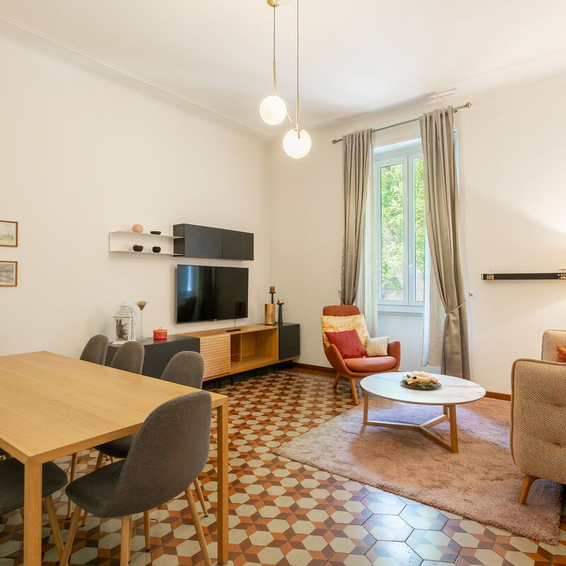 Caracciolo - Elegante Bilocale • Ascensore • Metro Vicina • Wi-Fi: Living Room
