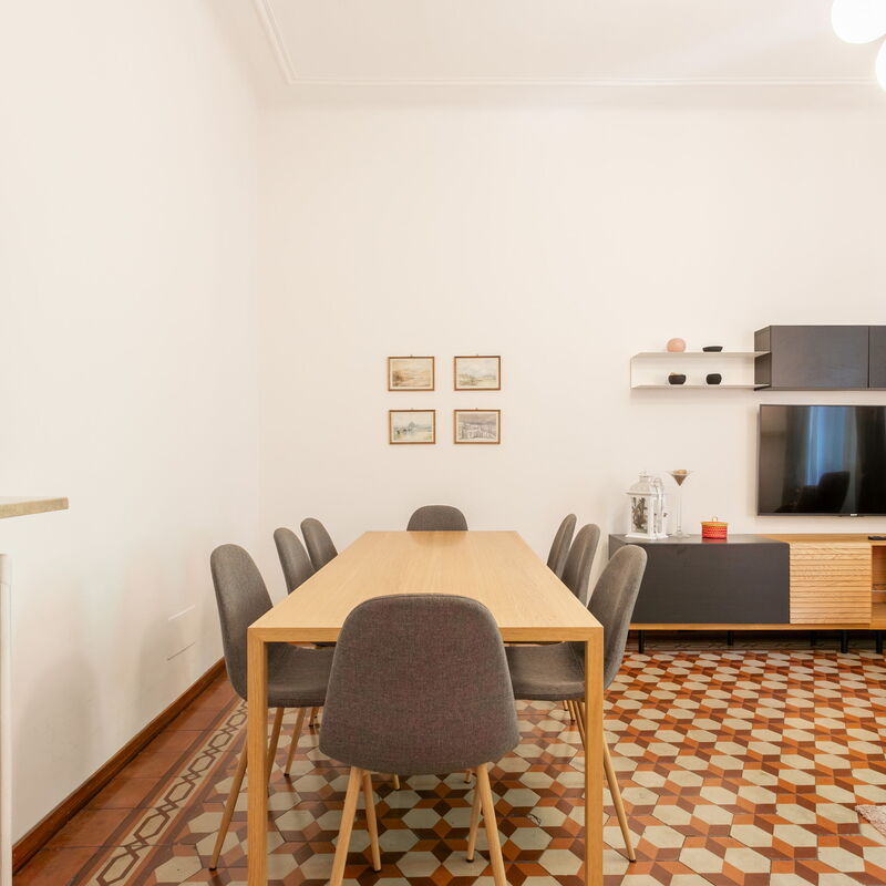 Caracciolo - Elegante Bilocale • Ascensore • Metro Vicina • Wi-Fi: Dining Room, Living Room