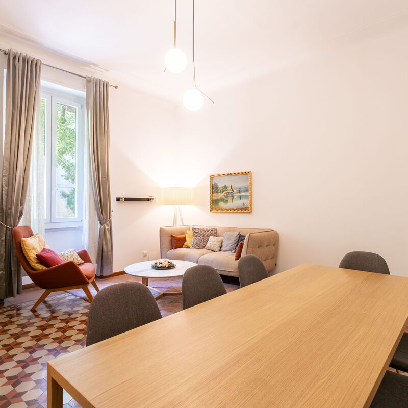 Caracciolo - Elegante Bilocale • Ascensore • Metro Vicina • Wi-Fi: Dining Room, Living Room