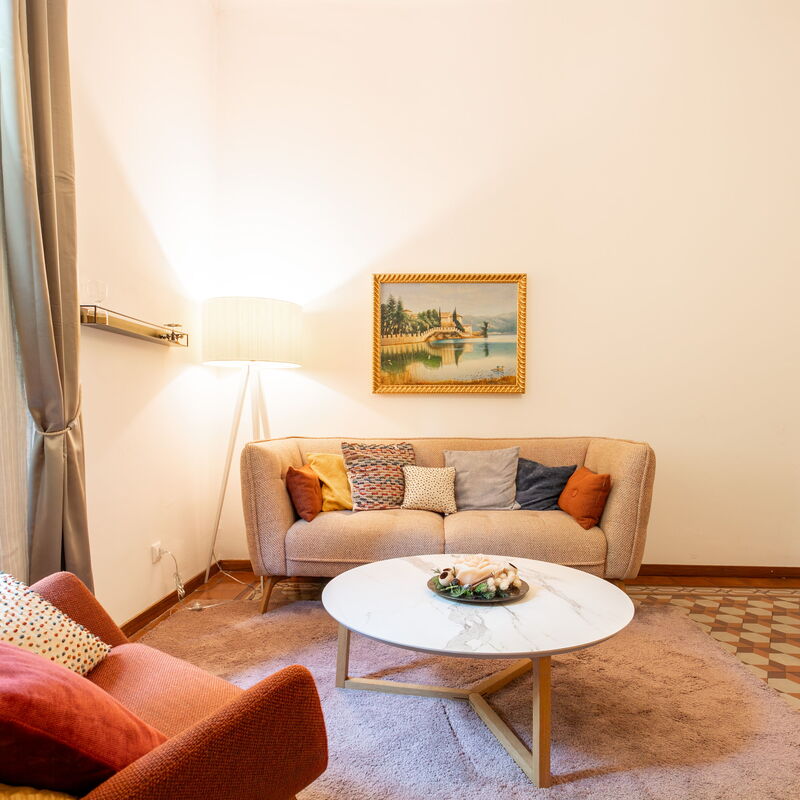 Caracciolo - Elegante Bilocale • Ascensore • Metro Vicina • Wi-Fi: Living Room