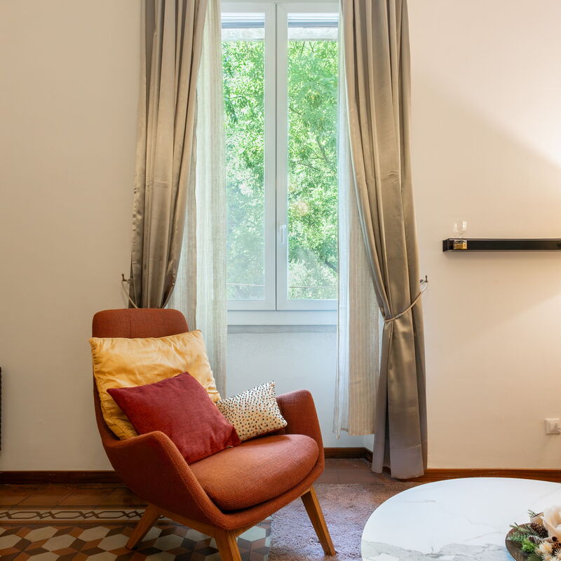 Caracciolo - Elegante Bilocale • Ascensore • Metro Vicina • Wi-Fi: Living Room